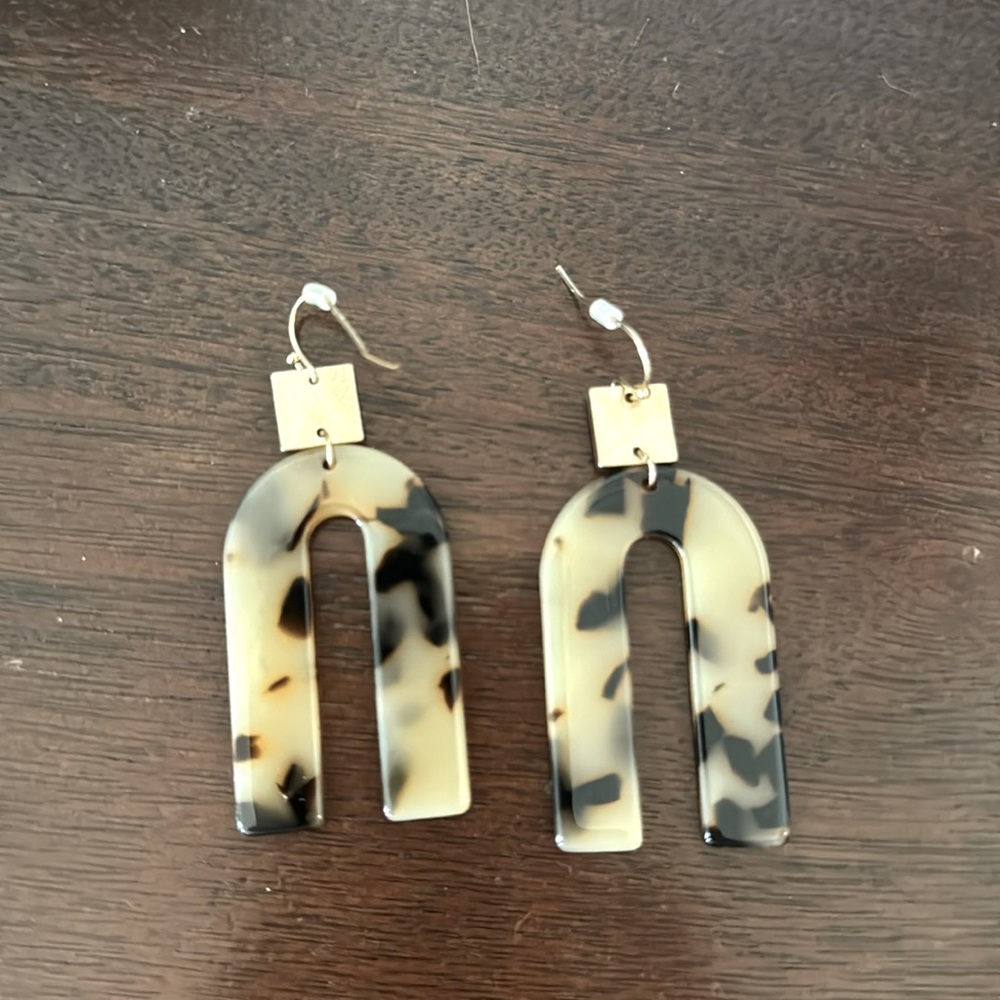 Lightweight brown earrings